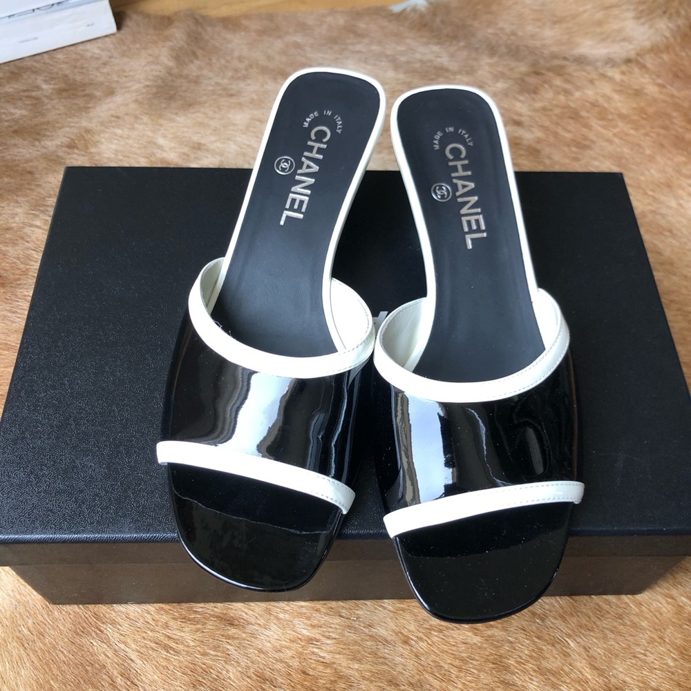 CHANEL Black & White Patent Slide Sandals G45379 NIB size 39 $1150